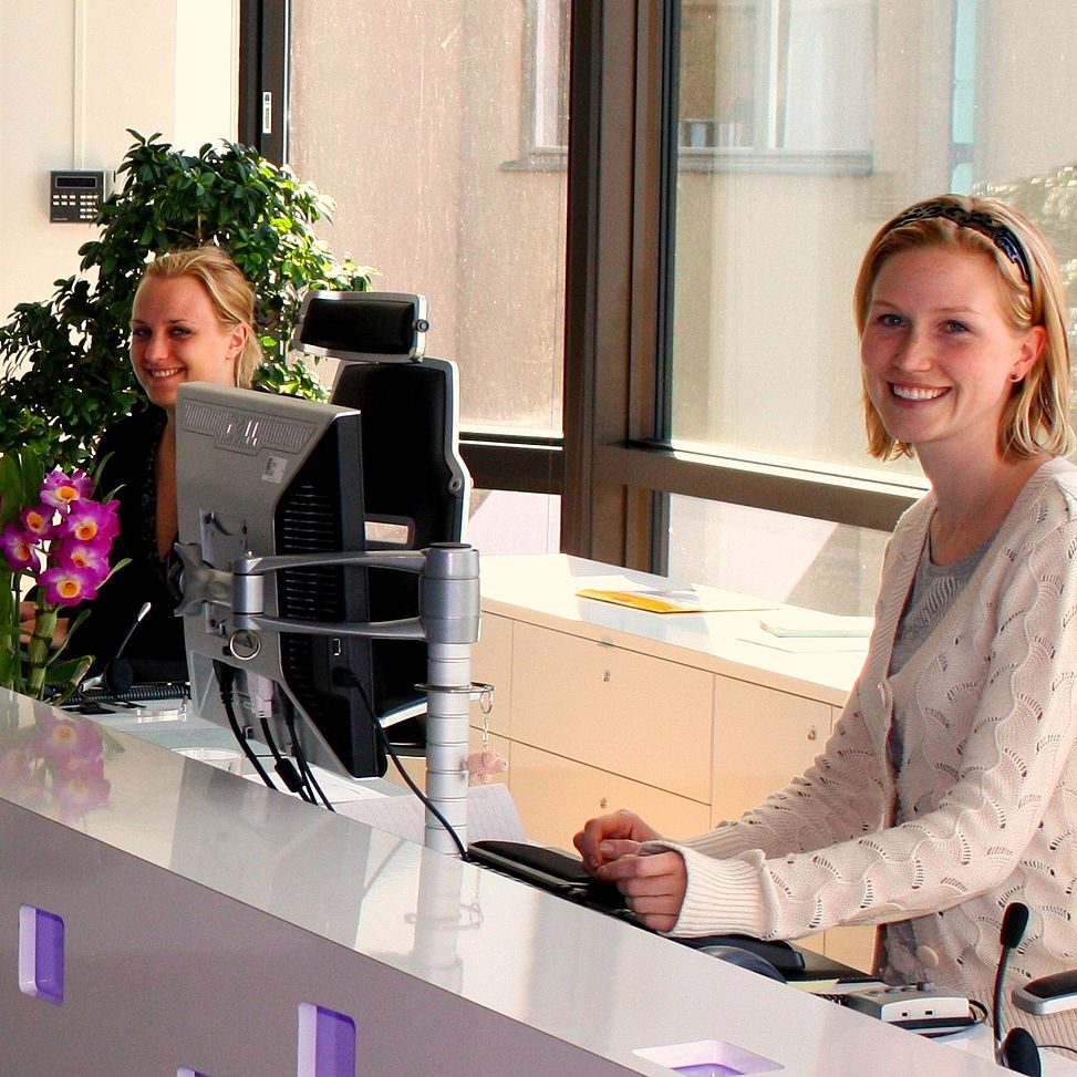 Mangler du en kompetent receptionsvikar med kort varsel? Hos Curiscare tilbyder vi erfarne og servicemindede receptionsvikarer, der kan træde til, når du har brug for det – uanset om det er ved sygdom, ferie, travlhed eller længerevarende fravær.